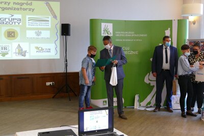 Wręczenie nagrody przez Zastępcę Dyrektora OR KRUS w Opolu Piotra Cionę laureatowi Konkursu Plastycznego